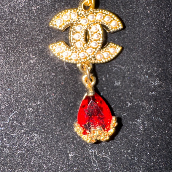 Necklace and Chanel zipper pull that adds a piece of sophistication. - Picture 2 of 3